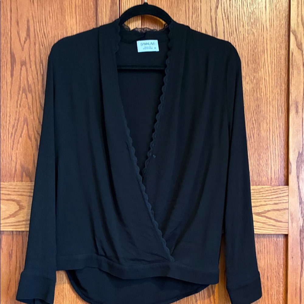 VGUC - Sam & Lavi XS Black V-Neck Pullover Top.  Measurements in Photos